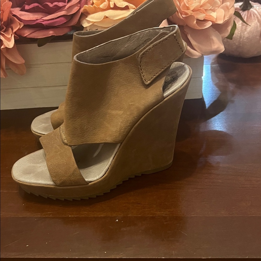 Vince Camuto Tan Leather Sandals 7.5 gently used and are in excellent condition - Picture 2 of 8